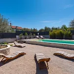Villa 4 Bedroom Private With Large Pool, Quiet Area *