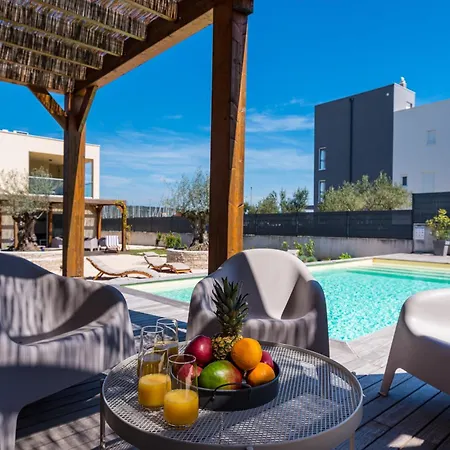 Villa 4 Bedroom Private With Large Pool, Quiet Area *