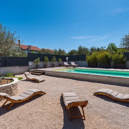 Willa 4 Bedroom Private With Large Pool, Quiet Area *