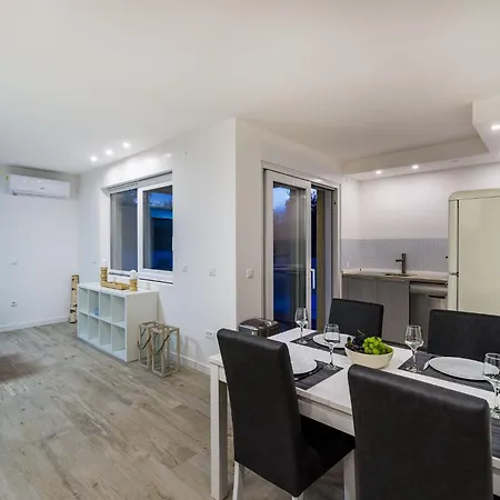 4 Bedroom Private With Large Pool, Quiet Area