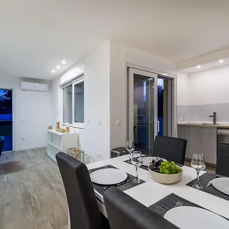 4 Bedroom Private With Large Pool, Quiet Area Willa Bibinje