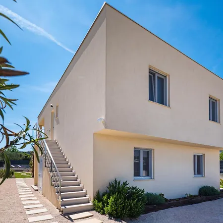 4 Bedroom Private With Large Pool, Quiet Area