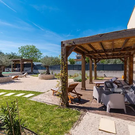 Villa 4 Bedroom Private With Large Pool, Quiet Area *