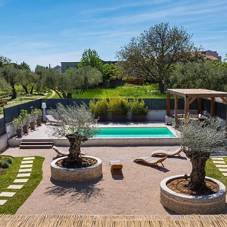 4 Bedroom Private With Large Pool, Quiet Area Willa Bibinje