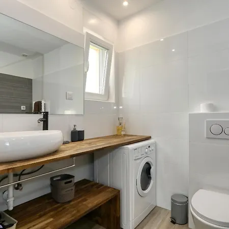 4 Bedroom Private With Large Pool, Quiet Area *