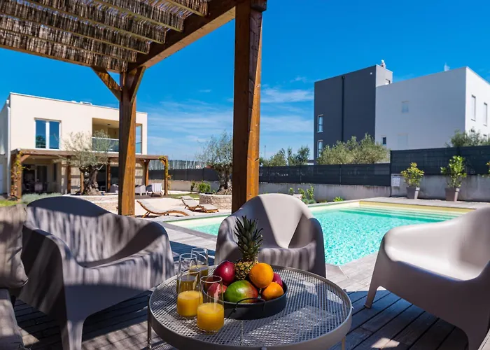 Villa 4 Bedroom Private With Large Pool, Quiet Area *