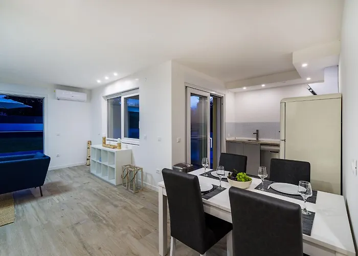 4 Bedroom Private With Large Pool, Quiet Area