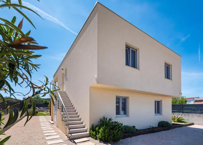 4 Bedroom Private With Large Pool, Quiet Area