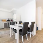 4 Bedroom Private With Large Pool, Quiet Area *