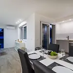 4 Bedroom Private With Large Pool, Quiet Area Villa Bibinje