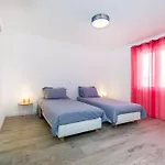 别墅 4 Bedroom Private With Large Pool, Quiet Area *