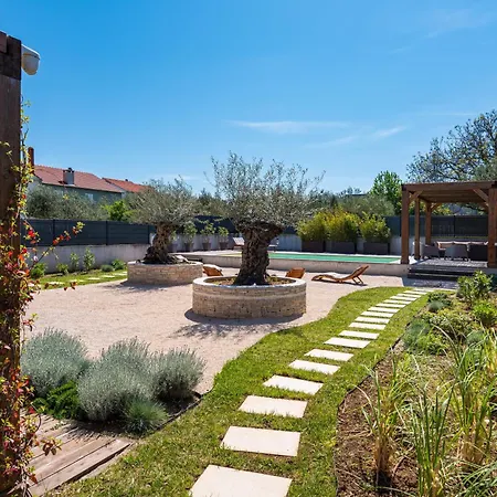 Villa 4 Bedroom Private With Large Pool, Quiet Area *