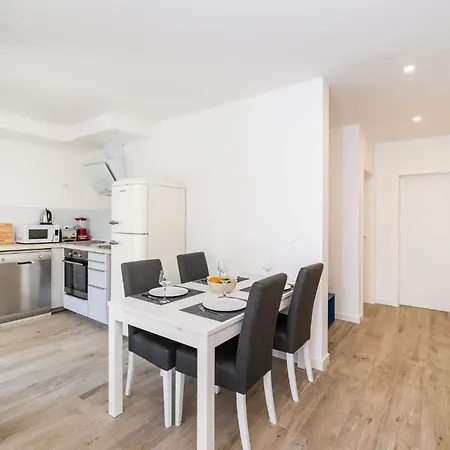 4 Bedroom Private With Large Pool, Quiet Area
