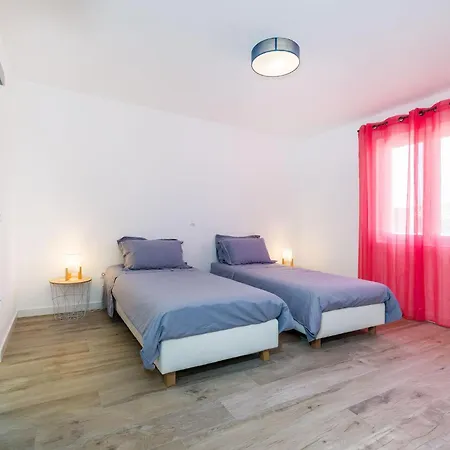 Villa 4 Bedroom Private With Large Pool, Quiet Area *