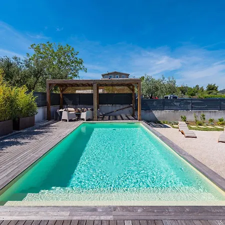 4 Bedroom Private With Large Pool, Quiet Area *