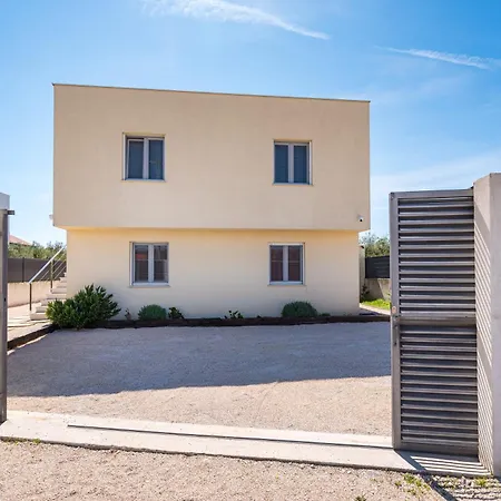4 Bedroom Private With Large Pool, Quiet Area *