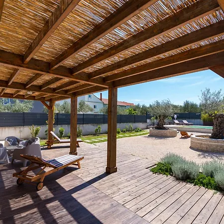 4 Bedroom Private With Large Pool, Quiet Area *