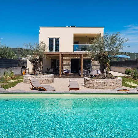 Villa 4 Bedroom Private With Large Pool, Quiet Area *