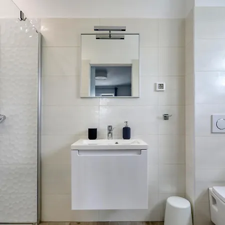 4 Bedroom Private With Large Pool, Quiet Area *