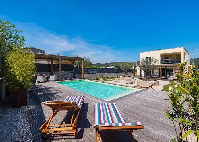 4 Bedroom Private With Large Pool, Quiet Area * Bibinje