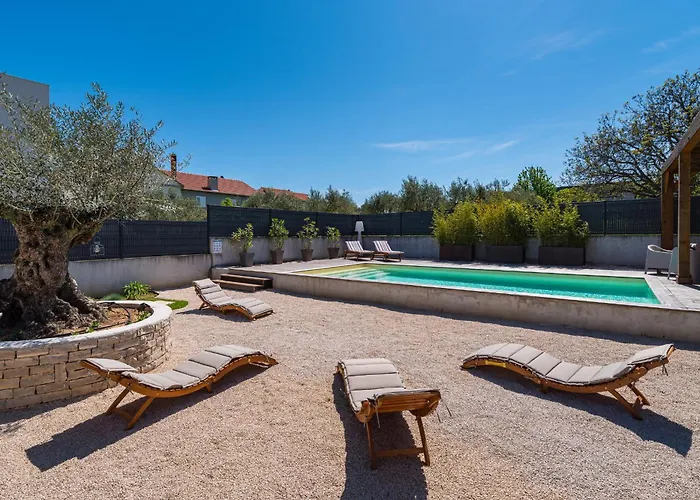 Villa 4 Bedroom Private With Large Pool, Quiet Area *