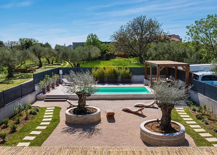 Villa 4 Bedroom Private With Large Pool, Quiet Area *