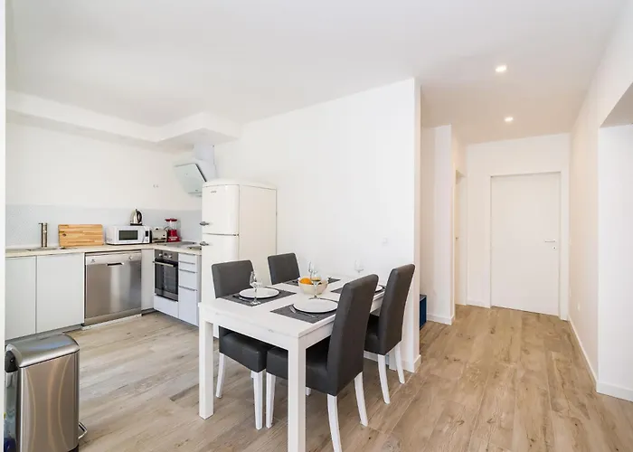 4 Bedroom Private With Large Pool, Quiet Area