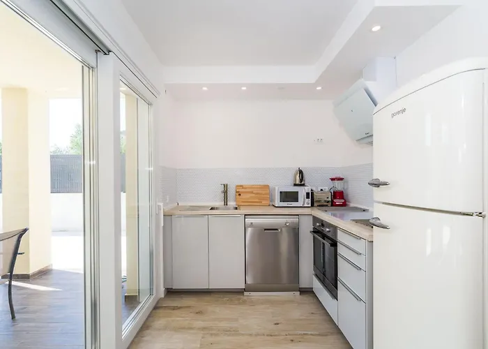 Villa 4 Bedroom Private With Large Pool, Quiet Area *