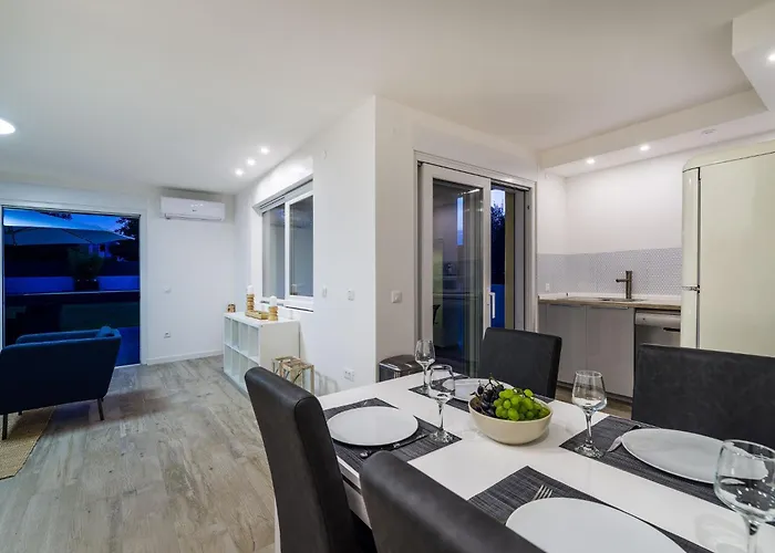 4 Bedroom Private With Large Pool, Quiet Area Villa Bibinje