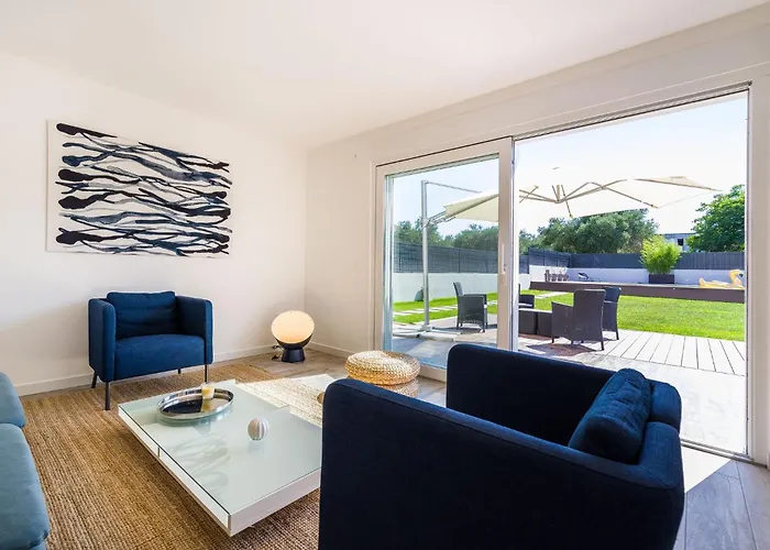 4 Bedroom Private With Large Pool, Quiet Area