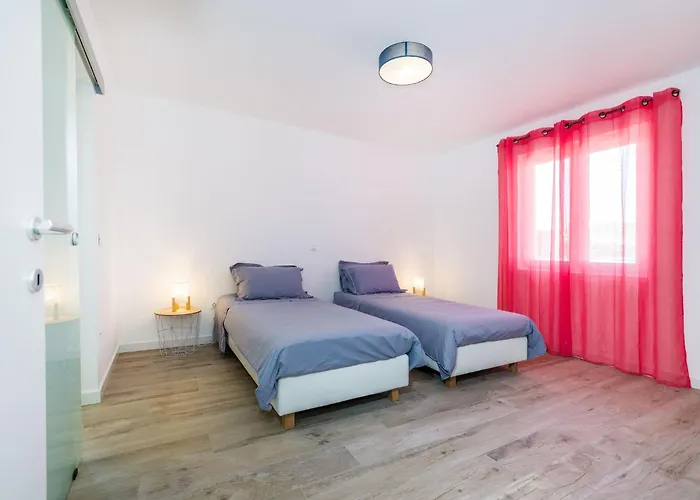 Villa 4 Bedroom Private With Large Pool, Quiet Area *