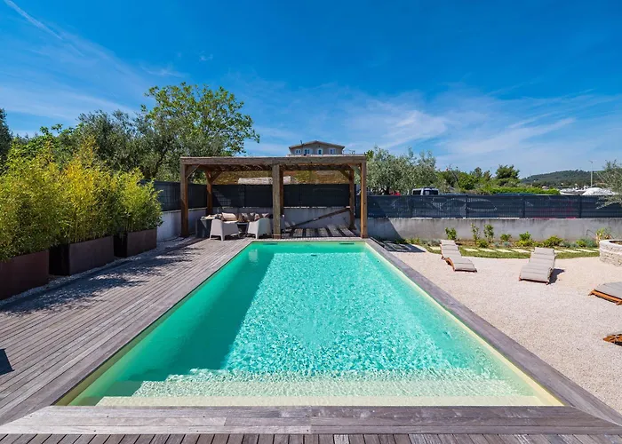 4 Bedroom Private With Large Pool, Quiet Area *