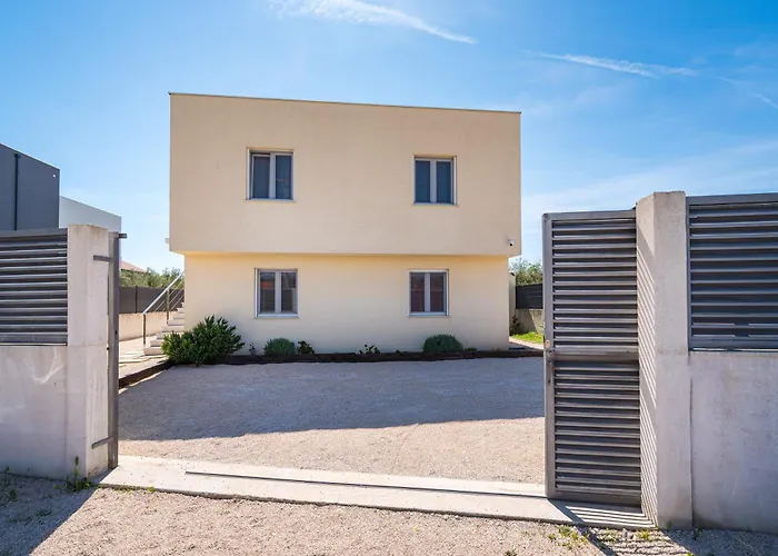 4 Bedroom Private With Large Pool, Quiet Area *