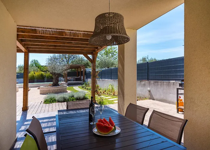 Villa 4 Bedroom Private With Large Pool, Quiet Area