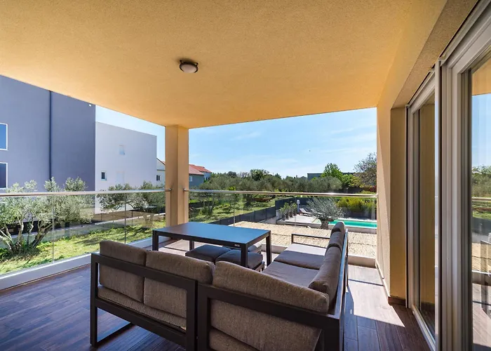 4 Bedroom Private With Large Pool, Quiet Area Villa Bibinje