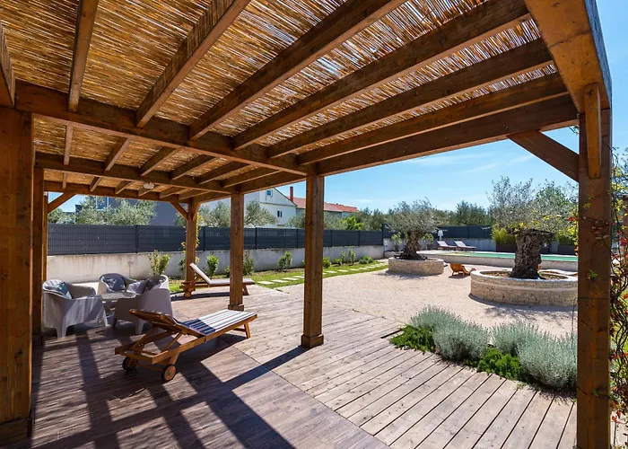 4 Bedroom Private With Large Pool, Quiet Area *