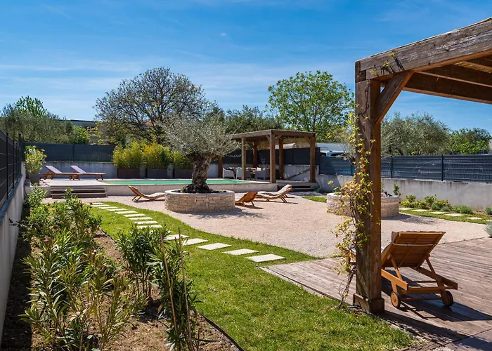 4 Bedroom Private With Large Pool, Quiet Area Bibinje