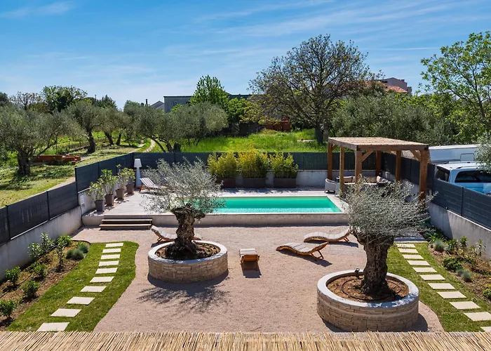 4 Bedroom Private With Large Pool, Quiet Area Villa Bibinje
