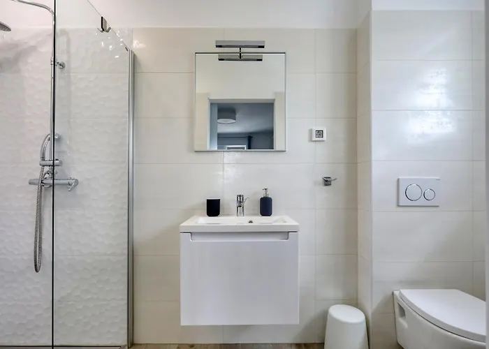 4 Bedroom Private With Large Pool, Quiet Area *