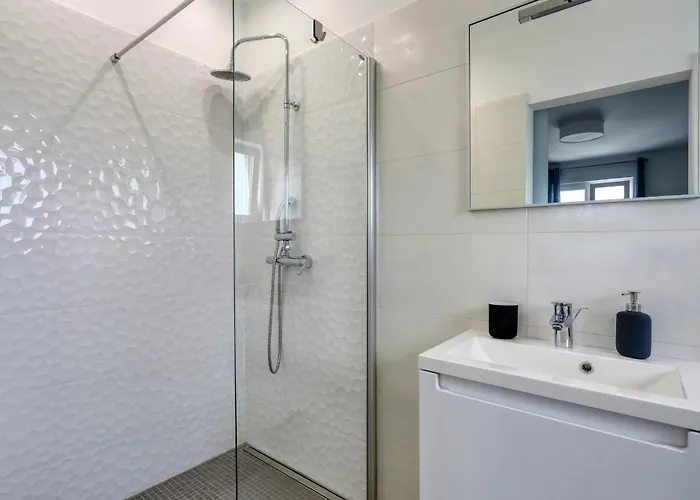 Villa 4 Bedroom Private With Large Pool, Quiet Area *