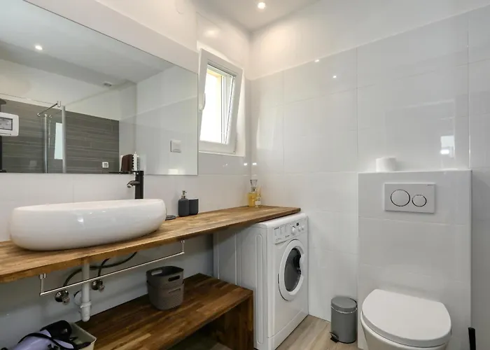 4 Bedroom Private With Large Pool, Quiet Area *