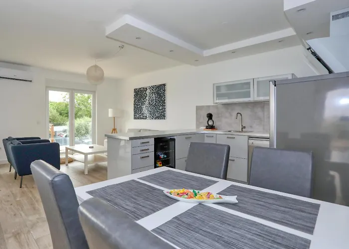 Villa 4 Bedroom Private With Large Pool, Quiet Area